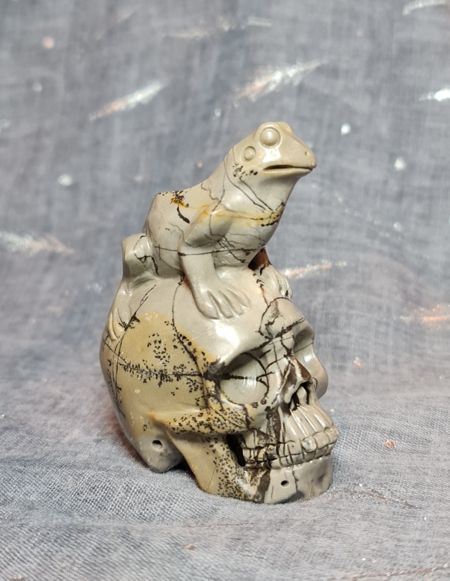 Dendritic Jasper Frog on Skull