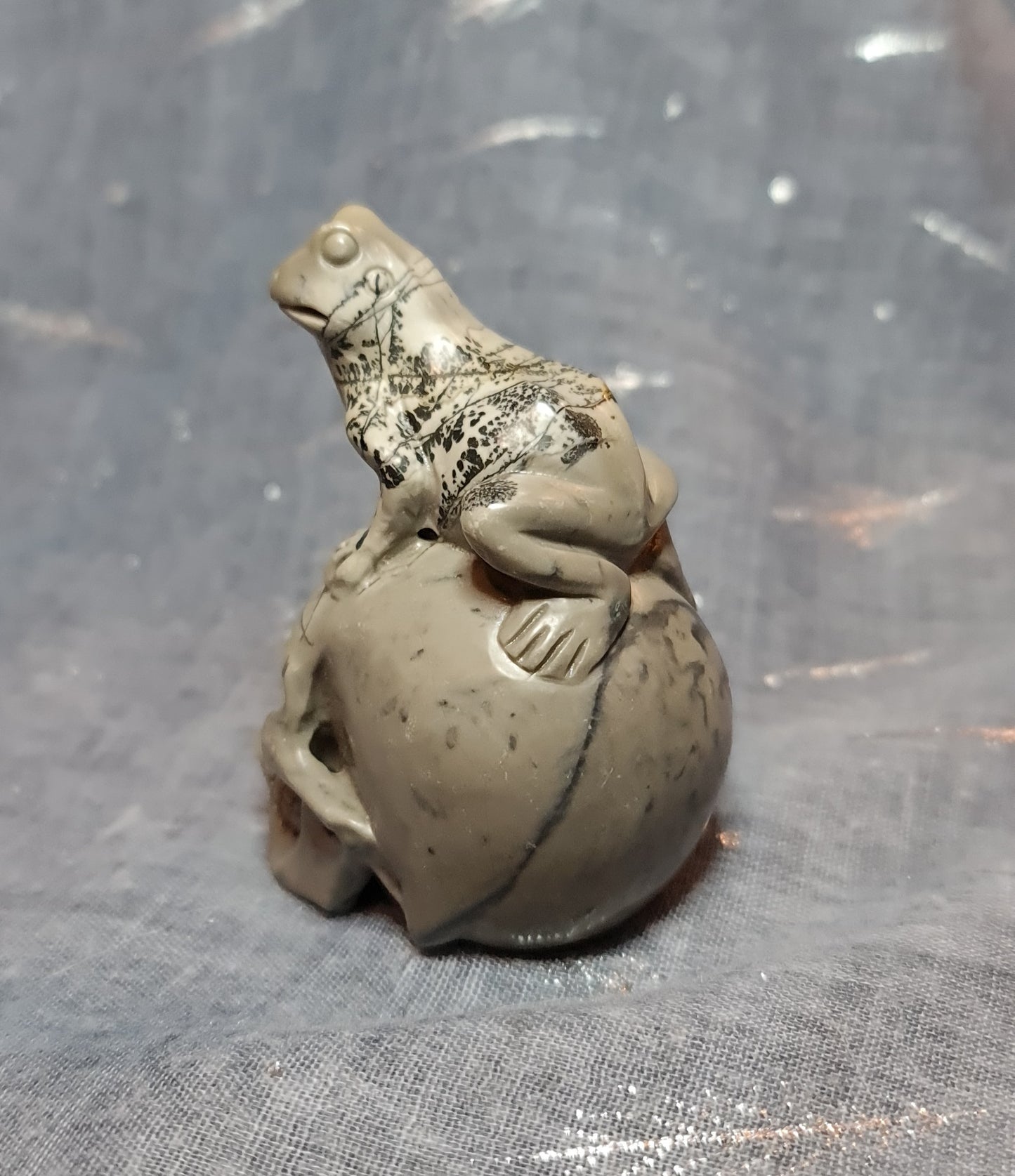 Dendritic Jasper Frog on Skull