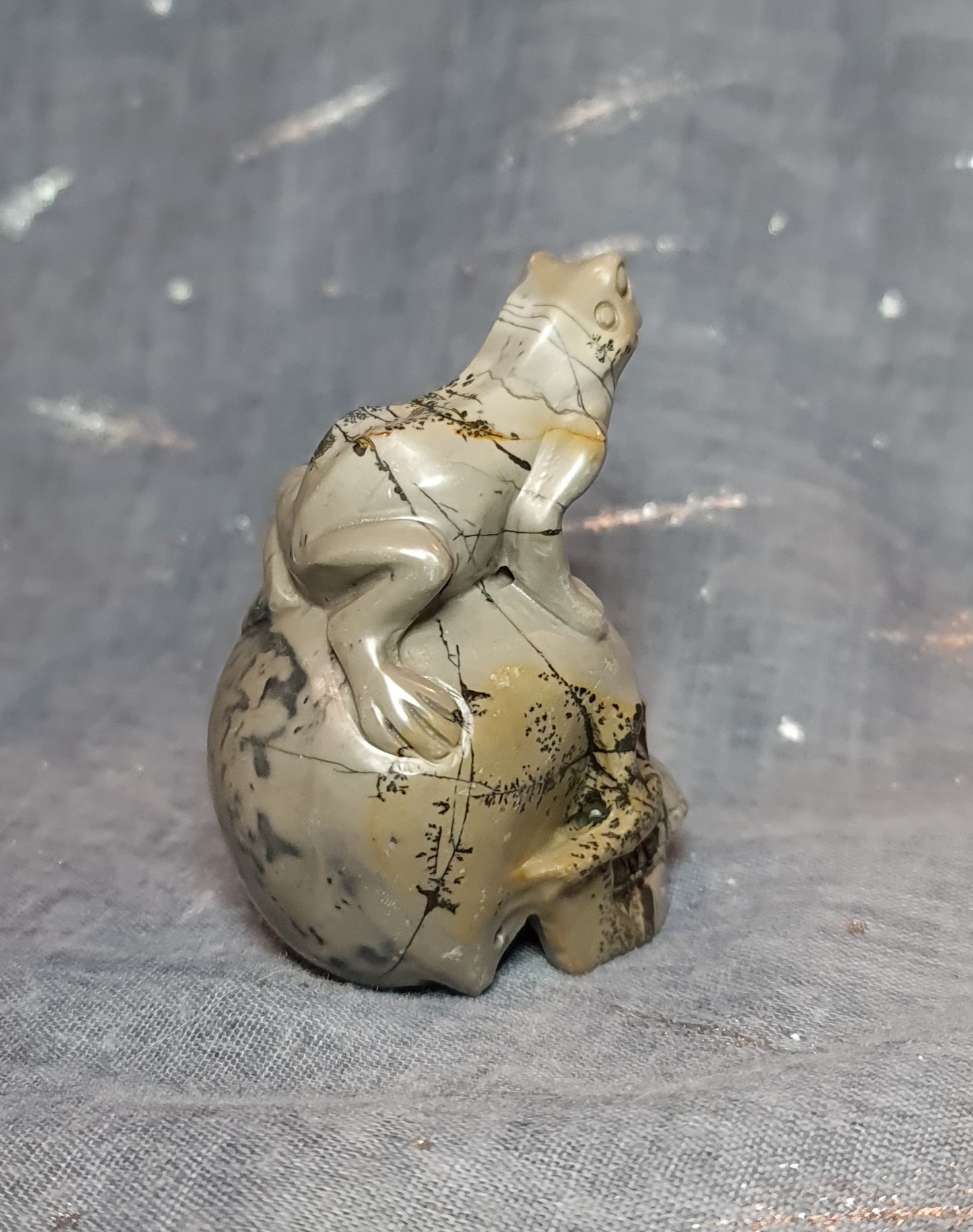 Dendritic Jasper Frog on Skull