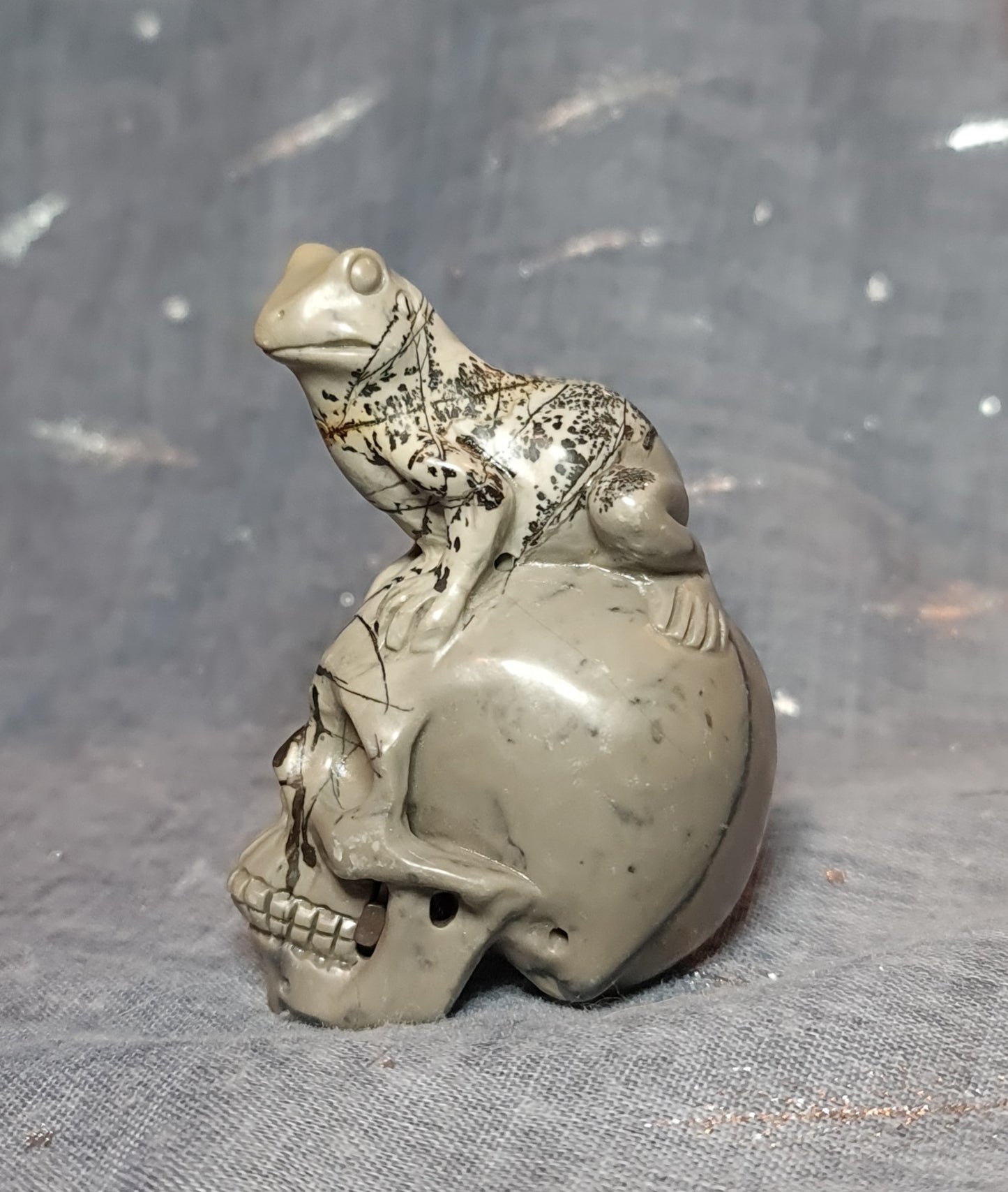 Dendritic Jasper Frog on Skull