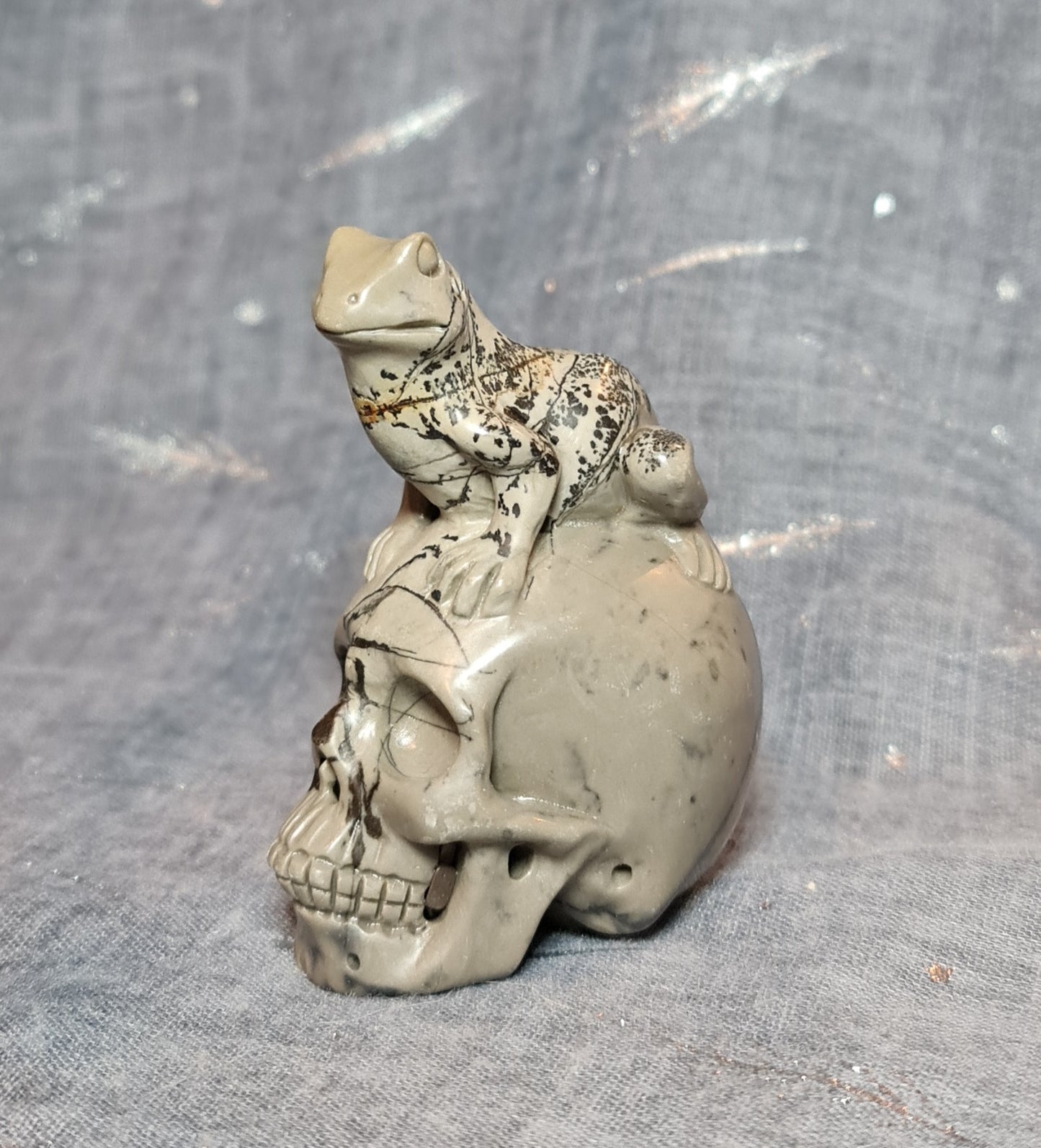 Dendritic Jasper Frog on Skull