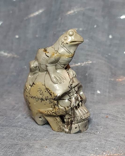 Dendritic Jasper Frog on Skull